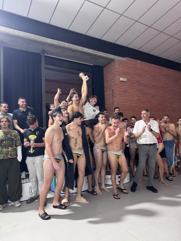 Los albaceteños brillan en el inicio de temporada con un pleno de victorias y consiguen su décimo título de Copa consecutivo. 
El pasado 24 de octubre de 2026, la piscina de Ciudad Real acogió a los cinco equipos de waterpolo de la región para disputar la Copa FNCLM 2026. Los espectadores a la cita fueron testigo de una jornada sobresaliente para el equipo absoluto del waterpolo Albacete, que firmó una actuación impecable con pleno de victorias en todos sus encuentros
La jornada estuvo marcada por la superioridad y el gran acierto ofensivo del conjunto albaceteño, que dominó con claridad en cada uno de los partidos disputados: 
El conjunto dirigido por Jesús López, que convocó para la cita hasta 7 jugadores de categorías inferiores, inauguró la Copa con un contundente 17-2 frente al Poseidón. En el segundo compromiso volvió a mostrar su gran potencial ofensivo venciendo por 15-5 a Valdepeñas. La tercera victoria llegó con un marcador de 16-5 frente a Madridejos, para cerrar finalmente el pleno de victorias ante Ciudad Real con un 7-1. 
Aunque el juego en equipo fue la nota dominante de los campeones, cabe destacar el debut en el equipo absoluto de los jugadores cadetes Bruno Lledó y Gonzalo Bueno, quienes cuajaron un gran torneo y consiguieron anotar varios goles de hermosa factura, y la actuación de Julián Fuentes, reconocido como mejor jugador de la Copa. 
Estos magníficos resultados reflejan el excelente estado de forma del conjunto albaceteño, que continúa dominando la competición regional y se prepara para afrontar su 2ª temporada en liga nacional, mientras el resto de categorías inferiores continúa con su preparación para comenzar en pocas semanas sus respectivas competiciones.